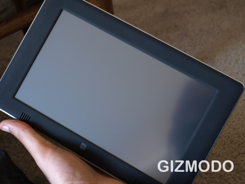 Illustration for article titled First Hands On: Touch Book Is Part-Netbook, Part-Tablet
